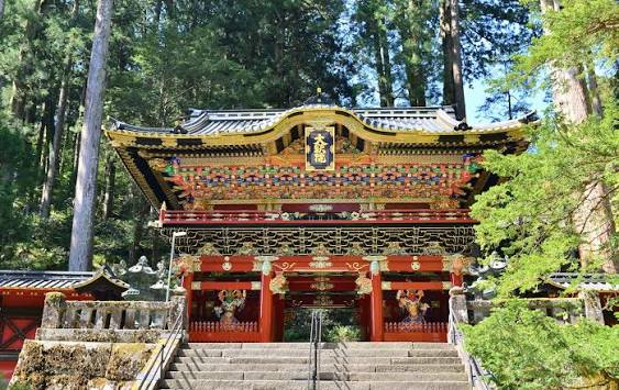 The ornate temple halls of Rinno-ji and the Taiyuin Mausoleum in Nikko